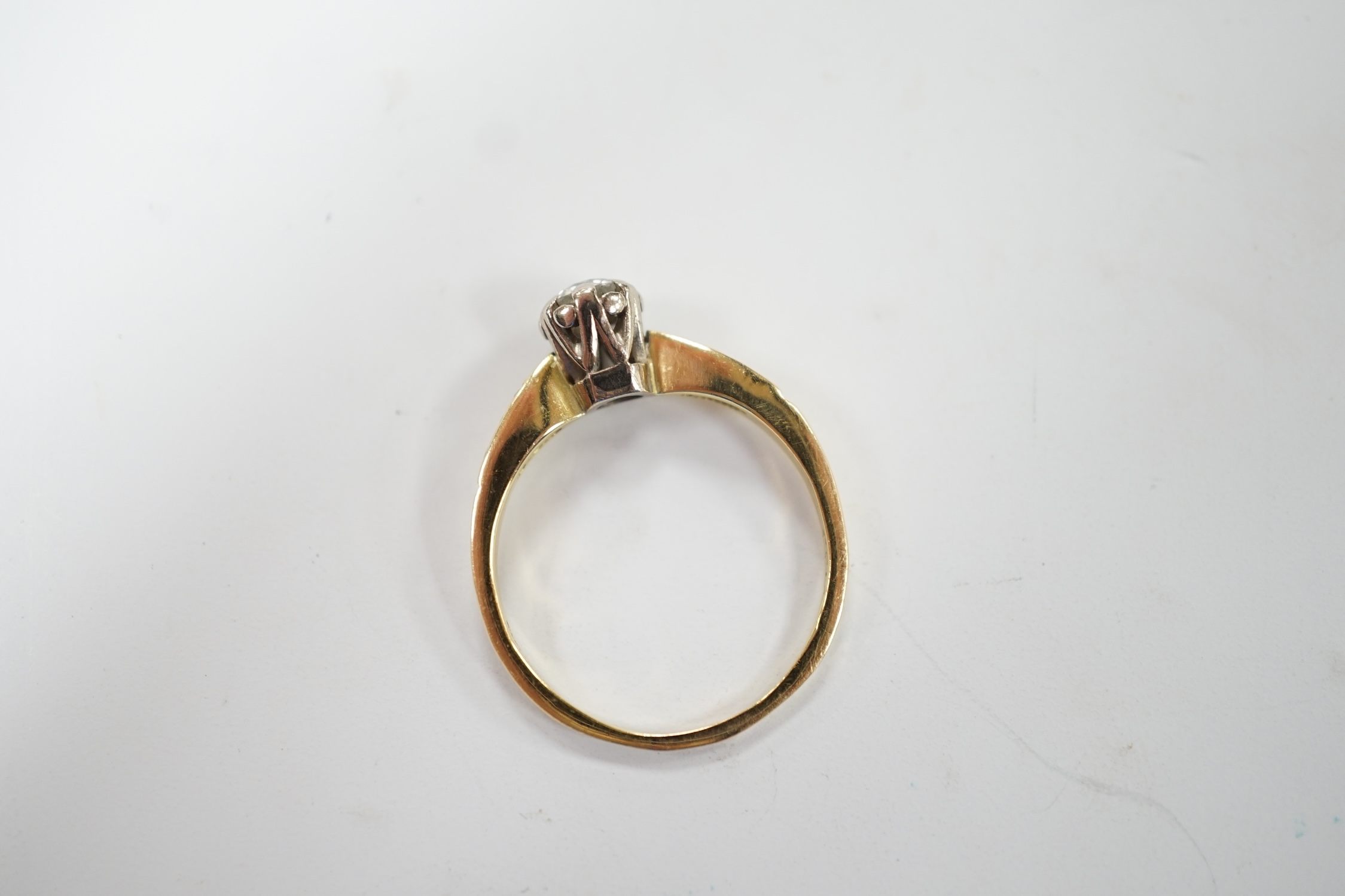 A modern 18ct gold and illusion set single stone diamond ring, with six stone diamond chip set shoulders, size O, gross weight 3 grams. Good condition.